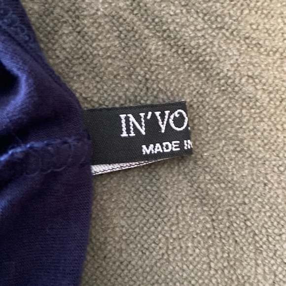 Like new, women’s top never worn by in In’Voland. Size 18. - Picture 4 of 6